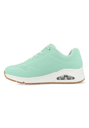 Helle mintgrüne Sportschuhe mit perforiertem Obermaterial, runder Zehenpartie und gepolsterter weißer Sohle. Verfügt über eine sichtbare Lufttasche und eine Gummisohle.