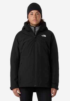 Chaqueta negra impermeable con cierre de cremallera, capucha y dos bolsillos laterales, con forro interior gris y el logo en el pecho.