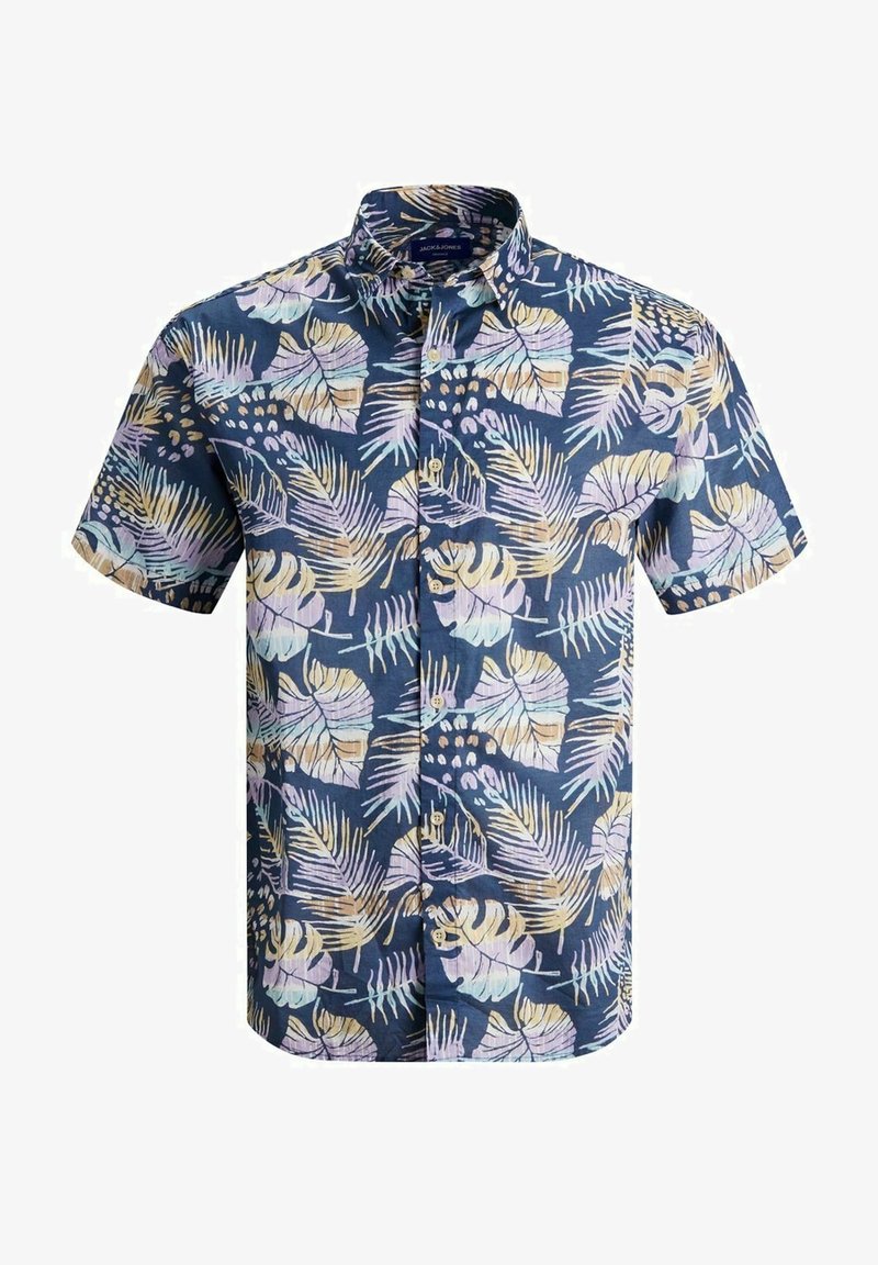 Camisa de manga corta abotonada de tela azul oscura con estampados de hojas tropicales multicolores. Cuenta con un cuello y botones en la parte delantera.