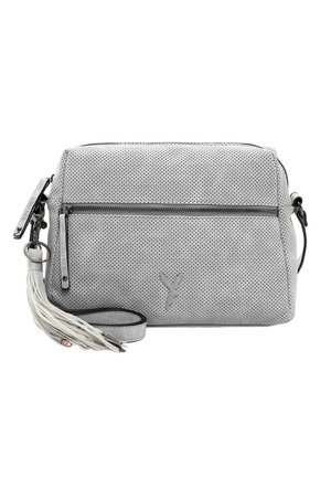Sac bandoulière en cuir gris clair perforé avec poche zippée à l'avant, porte-clés pompon et sangle réglable.