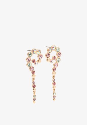 Oorbellen in goudkleurige spiraal met roze, groene en iriserende ronde edelstenen, voorzien van een hangende ketting met kleinere meerkleurige stenen.