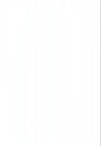 Un bărbat îmbrăcat într-o cămașă albastră cu model scrie pe un bilețel lipicios pe un panou kanban colorat, plin cu diverse note și sarcini.