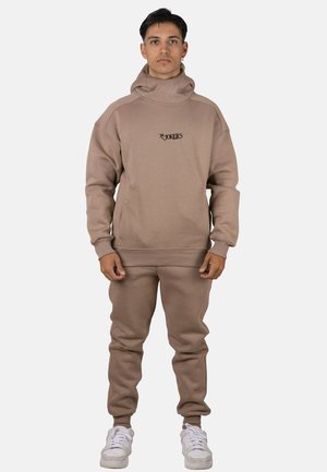 CONJUNTO CON CAPUCHA Y JOGGERS - Chándal - camel
