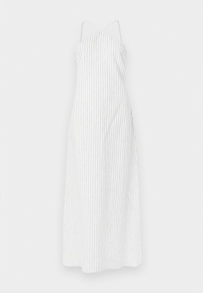 Bela črtasta obleka z dizajnom čez hrbet, izdelana iz lahkotnega materiala. Ima tanke vertikalne črne črte in tekoč silhueto.