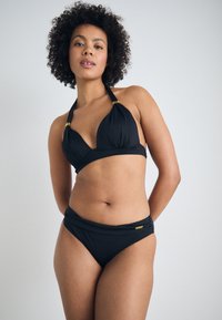 Svart bikini-sett med halterneck-top med gull detaljer, myke kopper og lavt liv med brettede detaljer. Glatt, elastisk stoff.