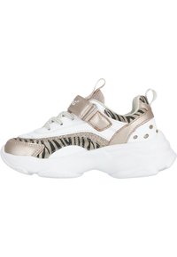 Baskets blanches avec des accents métalliques rose gold et un motif zèbre. Présente une bande Velcro, des matériaux texturés et une semelle blanche épaisse.