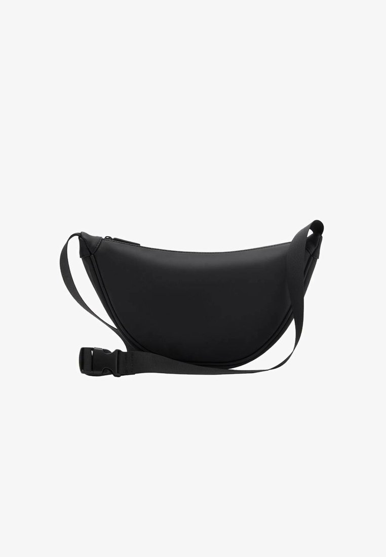 Bolso negro de hombro curvado hecho de material suave, con cierre de cremallera y una correa ajustable con un sólido hebilla.