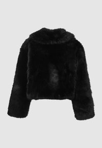 Schwarze, cropped Jacke aus Kunstpelz mit einer weichen, strukturierten Oberfläche, abgerundetem Kragen und langen Ärmeln. Keine sichtbaren Verschlüsse oder Verzierungen.