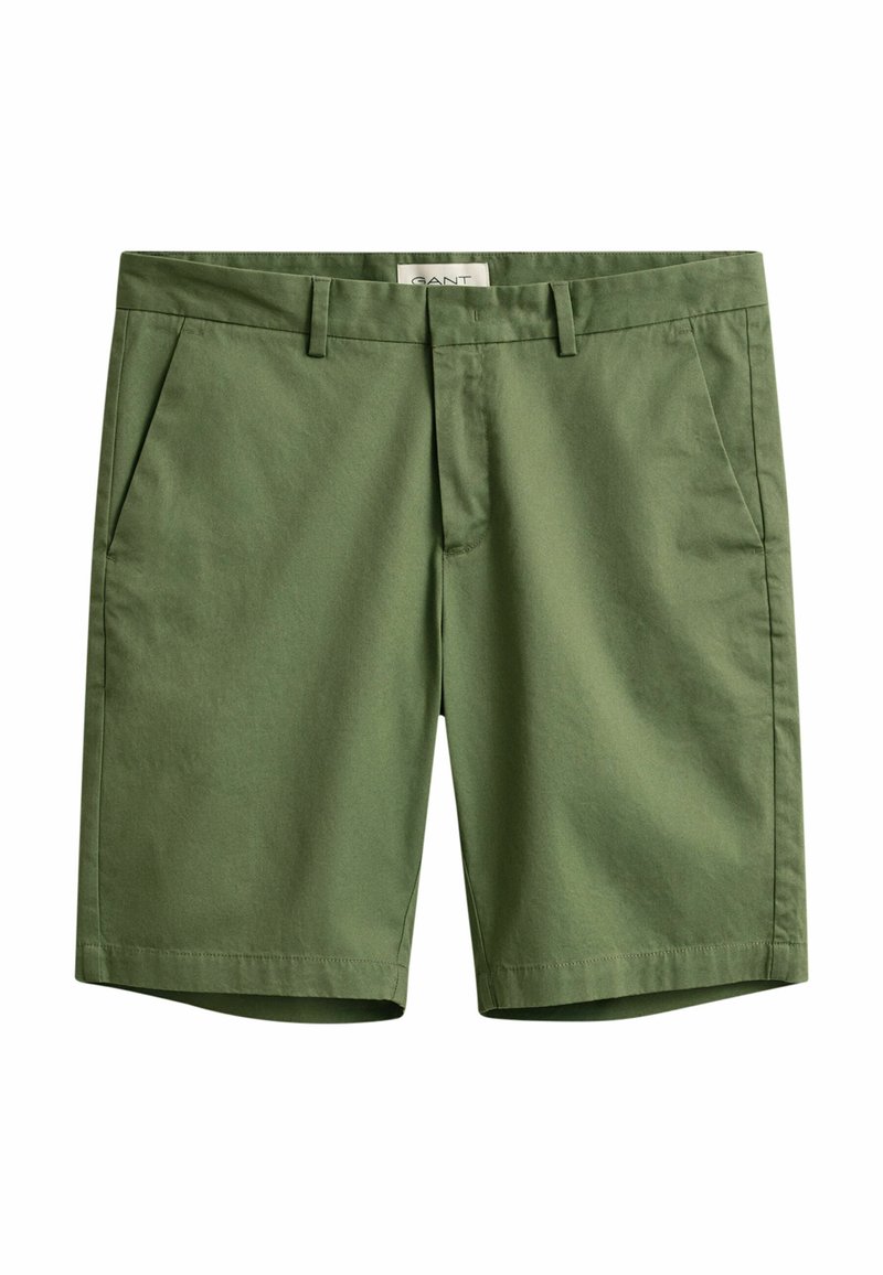 Pantalones cortos de algodón para hombre de color verde oliva hasta la rodilla, con presillas para cinturón, cremallera frontal y bolsillos laterales.