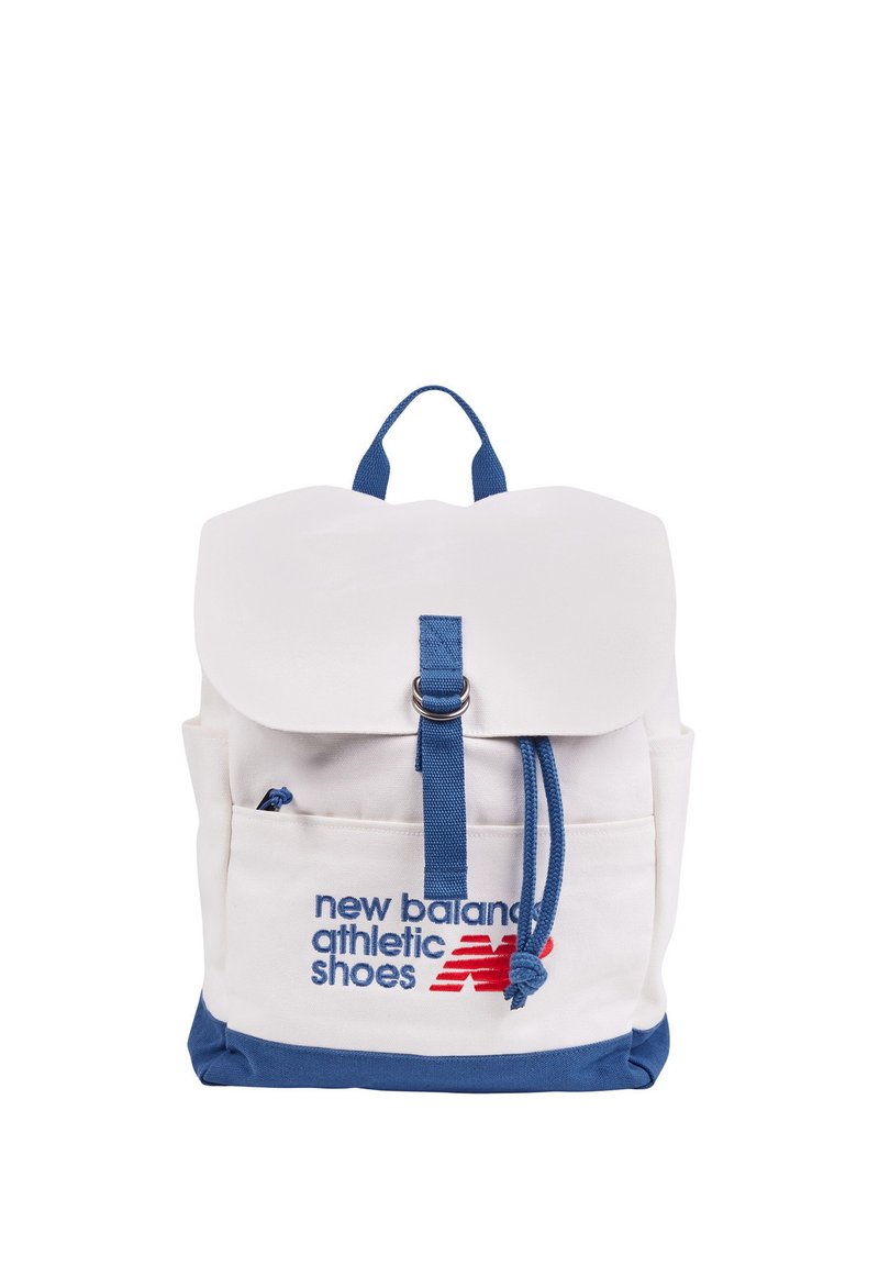Weißer Rucksack aus Segeltuch mit blauen Akzenten, hochklappbarem Deckel, Kordelzugverschluss, Fronttaschen und besticktem "New Balance Athletic Shoes" Logo.