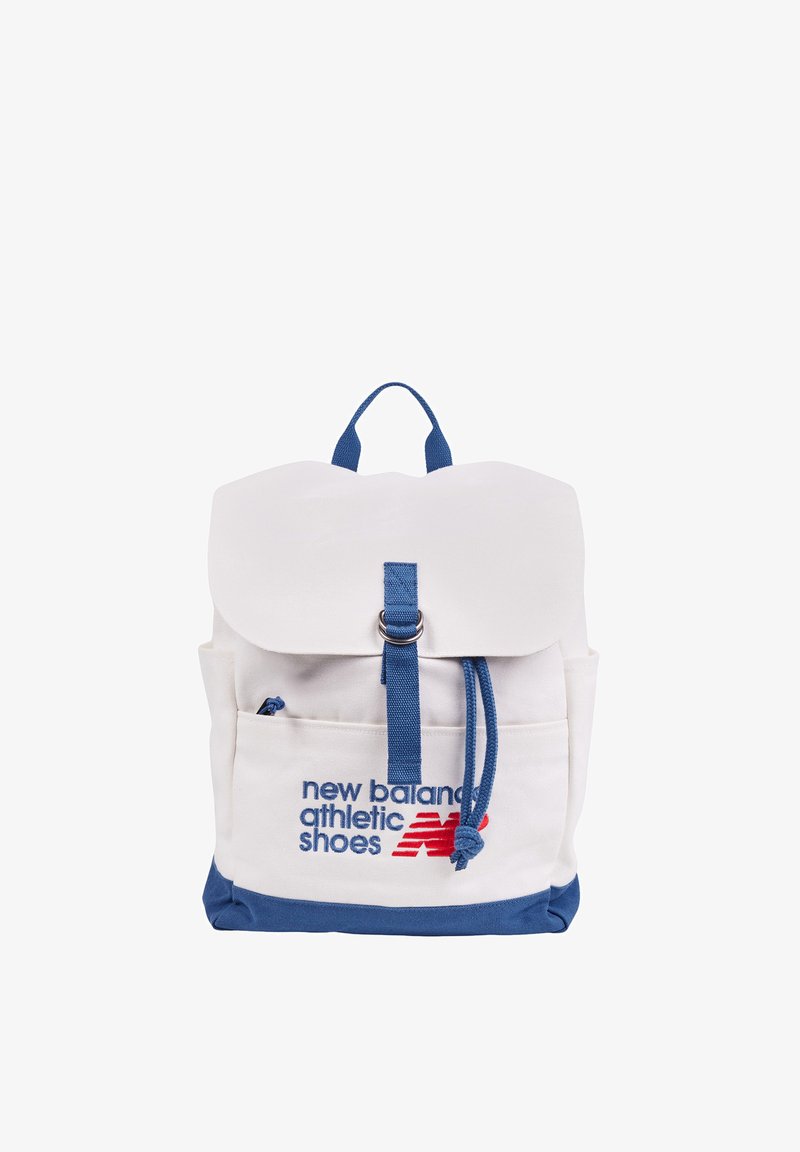 Weißer Rucksack aus Segeltuch mit blauen Akzenten, hochklappbarem Deckel, Kordelzugverschluss, Fronttaschen und besticktem "New Balance Athletic Shoes" Logo.