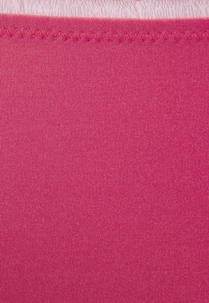 Roze stof met een gladde, rekbare textuur. Heeft een ribbelpatroon en een zigzagstiksel langs de rand.