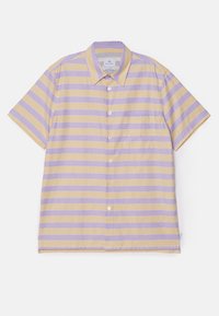 Chemise à manches courtes boutonnée avec rayures horizontales lavande et jaune pâle, et une poche avant sur fond blanc uni.