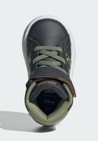 adidas Sportswear DISNEY LION KING GRAND COURT - Scarpe primi passi - carbon tent green semi spark