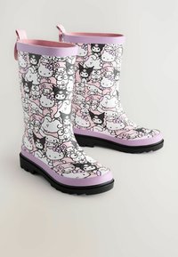 Gumowe kalosze w różowo-białym wzorze z czarnymi postaciami Hello Kitty. Gruba podeszwa z teksturowanym gripem i uchwytami.