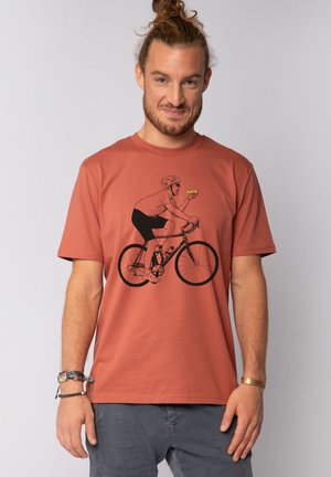 Roestkleurig T-shirt van katoen, met een graphic van een fietser op een fiets. Korte mouwen, ronde hals en een relaxte pasvorm.