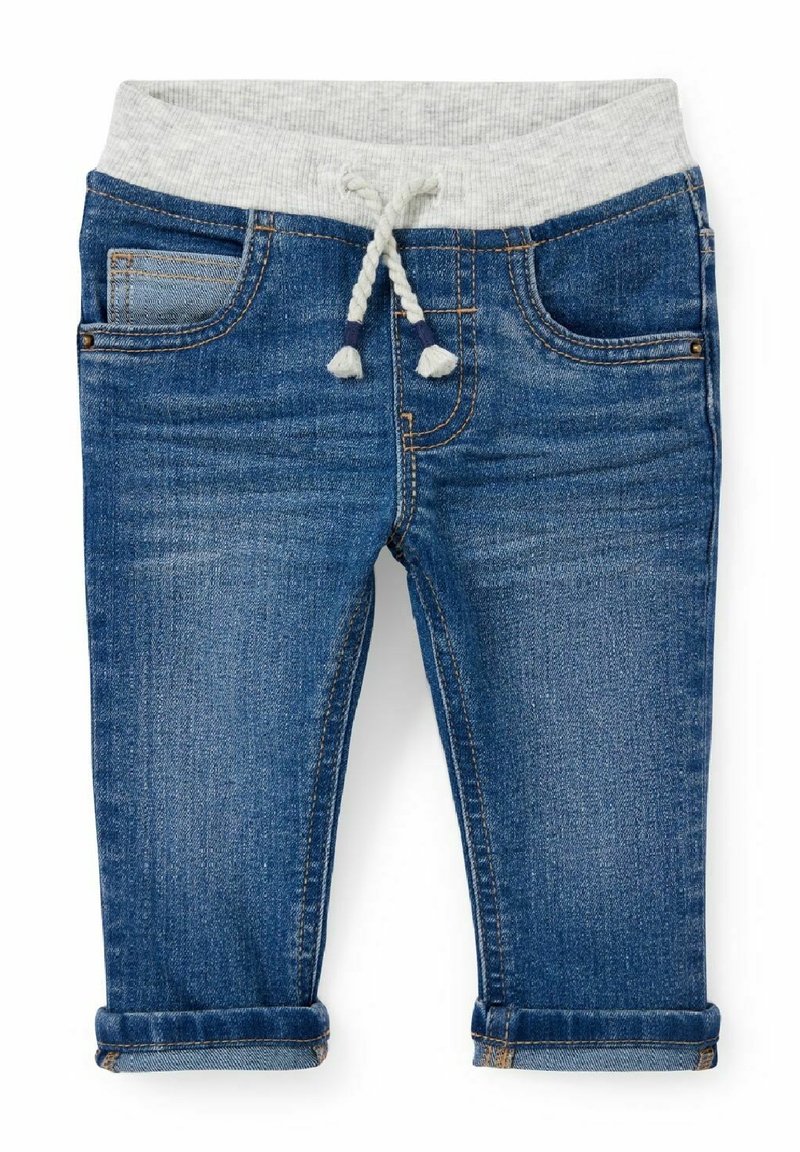Jean en denim bleu pour tout-petit avec revers roulés, taille élastique grise et fermeture à cordon blanc.