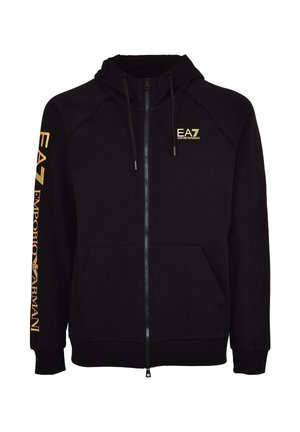 Felpa nera con zip realizzata in tessuto morbido. Presenta un cappuccio con cordino, tasche frontali e logo EA7 dorato sulla manica e sul petto.