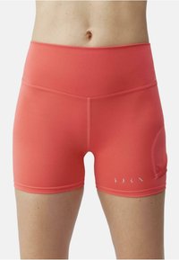 Korallfargede treningsshorts laget av stretch-stoff, med høy midje, tettsittende passform og sidelomme med minimalistisk logodetalj.
