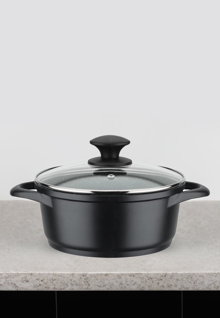 Casserole noire avec un couvercle en verre transparent, forme ronde, finition lisse et une poignée arrondie de chaque côté.
