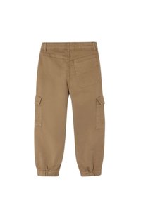 Pantaloni cargo in tessuto marrone chiaro. Presentano polsini elasticizzati, due tasche cargo laterali e una tasca posteriore singola. Tessuto dalla texture liscia.