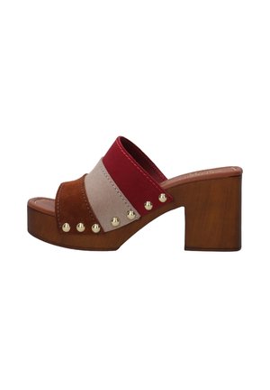 Sandalia tipo slide de ante en marrón, rojo y beige con puntera cuadrada, tachuelas doradas a lo largo del lateral y tacón bloque de madera.
