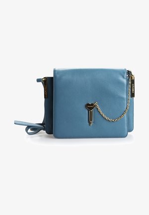 Sac bandoulière en cuir bleu à texture lisse, avec un accent en chaîne dorée et un porte-clés en forme de charme. Comprend une bandoulière amovible et des fermetures éclair.