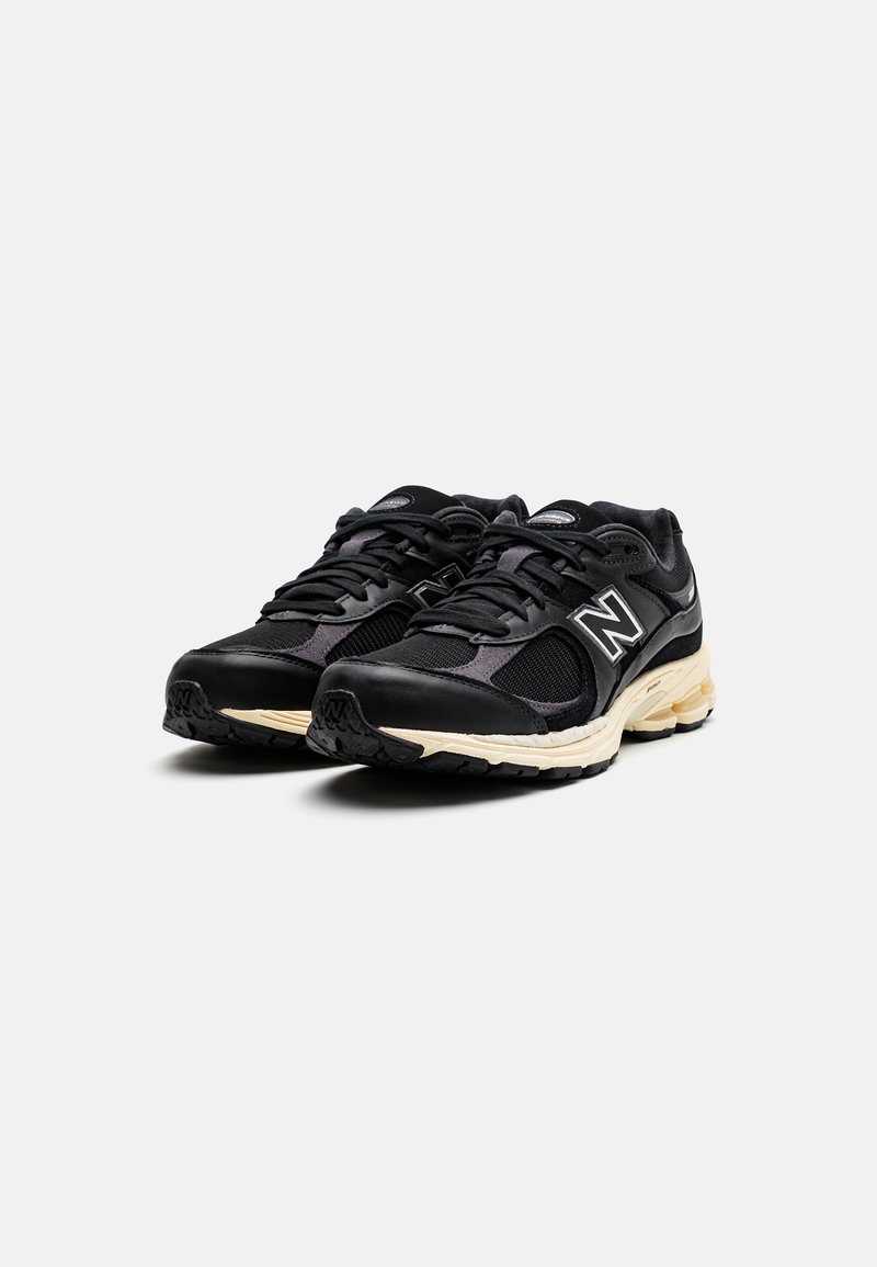 New Balance M2002 UNISEX - Trainers - black - Zalando