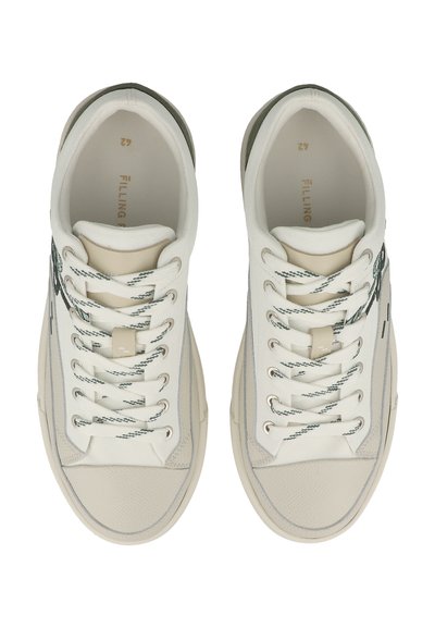 Weiße Leinenschuhe mit grauen Akzenten und gemusterten Schnürsenkeln, mit einer abgerundeten Zehenpartie und gestickten Details an der Seite und Sohle.