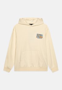 Sudadera color crema hecha de una tela suave, con un bolsillo frontal y un parche gráfico que presenta un diseño de olas y palmera.