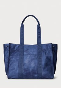 Marinblått tote-väsk av mjukt, texturerat material, med robusta dubbla axelremmar med präglad logotyp och en minimalistisk, odekorerad design.