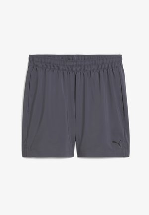 Grå atletikshorts lavet af letvægtsstof, med elastisk linning, sidelommer og en sort Puma-logo på nederste højre side.