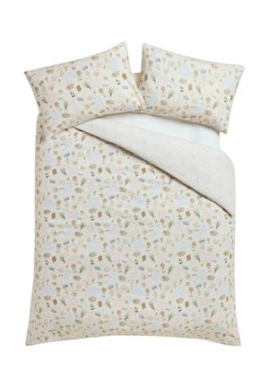Bettgarnitur mit Bettbezug und zwei Kissen in Beige mit einem Muster aus Kleidung, Pflanzen, Brillen, Büchern und Lampen. Eine Ecke ist umgeknickt.
