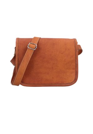 Hnědá kožená crossbody taška s hladkým povrchem, obdélníkovým tvarem, klopovým zavíráním a nastavitelným popruhem s kovovou sponou.