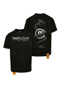 Črna bombažna majica s kratkimi rokavi, ki ima spredaj grafiko z zmajem in zadaj zasnovo kače. Vključuje majhen oranžen etiketo na dnu.