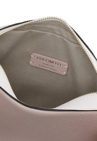 Coccinelle Taška s příčným popruhem - pink