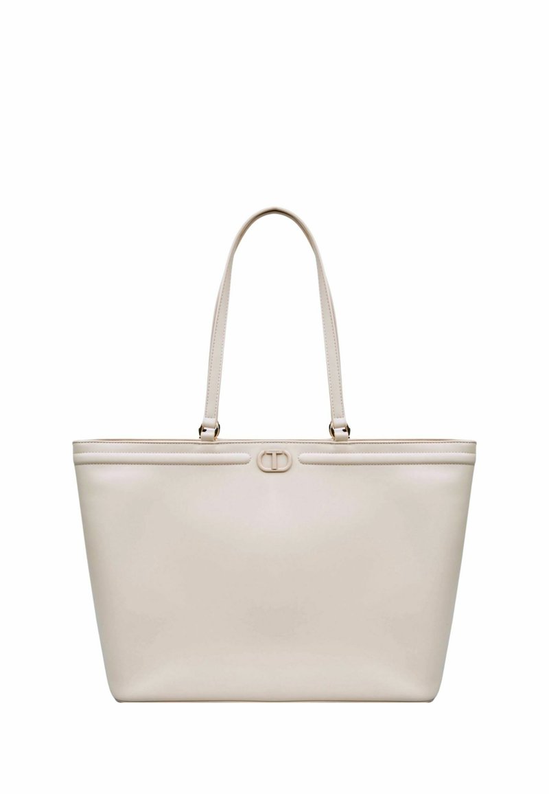 Borsa a tracolla beige realizzata in pelle texturizzata con due manici robusti. Presenta una finitura liscia e un accento centrale con il logo sul davanti.