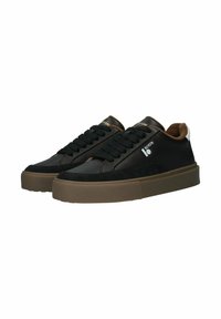 Sneakers neri in pelle e camoscio con accenti marroni, lacci piatti e suola spessa marrone. Presentano un logo sul lato e una fodera morbida.