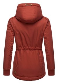 Röd isolerad jacka med justerbar huva, åtdraget midja, långa ärmar, ribbade muddarna och en liten logobroderi nära fållen.