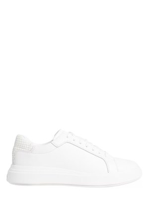 Sneaker bianco basso con design stringato e dettaglio testurizzato sul tallone, mostrato in profilo destro su sfondo bianco.