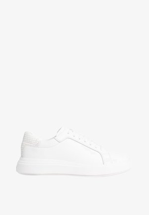 Sneaker bianco basso con design stringato e dettaglio testurizzato sul tallone, mostrato in profilo destro su sfondo bianco.