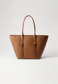 Barna műbőr shopper táska strukturált formával, két hosszú füllel és finom aranyszínű díszítésekkel. Texturált felület, látható mintázat nélkül.