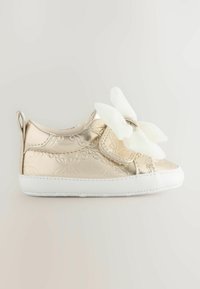 Goldfarbene, metallische Schuhe mit floraler Prägung, weißer Gummisohle und einer großen weißen Stoffschleife vorne. Verfügt über eine Heel-Tap für einfaches Anziehen.