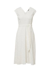 Robe blanche avec un décolleté en V et des manches courtes, ornée d'un motif floral brodé et d'une ceinture en tissu nouée à la taille.