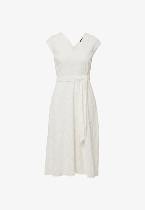 Abito bianco con scollatura a V e maniche a cappuccio, adornato da un motivo floreale ricamato e una cintura in tessuto annodata in vita.