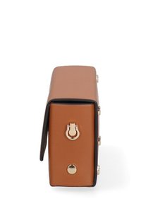 Borsa in pelle marrone con forma rettangolare, dettagli in metallo dorato e una chiusura distintiva. Texture liscia e design elegante.
