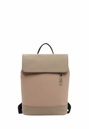 Beeziga beige välimusega, sileda tekstuuriga, klapiga lukuga, ülaosas kätkese ja mustad reguleeritavad rihmad, millel on peen logodetail.