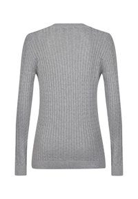 Maglione grigio a coste presenta maniche lunghe, un collo rotondo e un motivo testurizzato. Il materiale sembra morbido con una silhouette aderente.