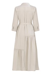 Długa, beżowa sukienka z kołnierzykiem, długimi rękawami i dopasowanym w pasie. Posiada tiered hem oraz panele z różnych tkanin dla uzyskania tekstury.