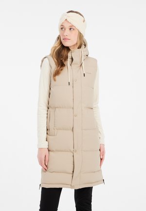 Gilet matelassé beige avec capuche, fermetures à pression à l'avant, poches latérales et un bandeau texturé crème. Matériau doux, design jusqu'aux genoux.